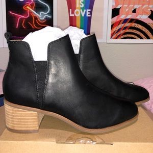 Dr. Scholl’s Black faux leather booties